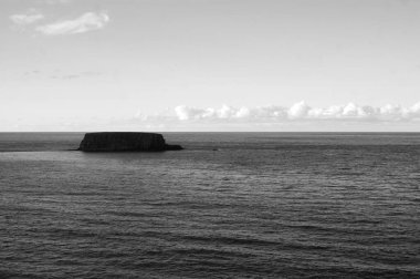 Kuzey İrlanda 'da okyanusta küçük bir ada, siyah beyaz fotoğraf