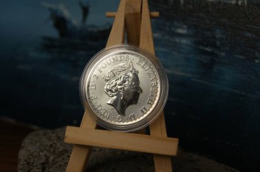 2 Pound Elizabeth II. İngiltere kapsülündeki saf gümüş yatırım parası..