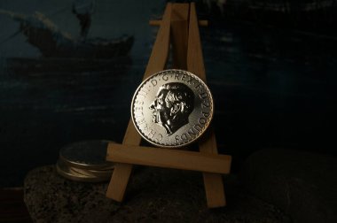 1 Pound Charles III. İngiltere sehpasında saf gümüş para.