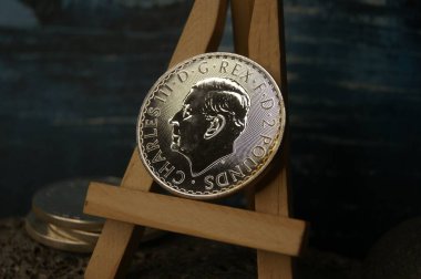 1 Pound Charles III. Şövalede gümüş bir İngiliz sikkesi. Yakın plan..