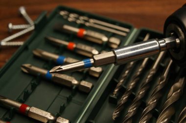 Tornavida başına yakın çekim. Yeni inşa araçları.