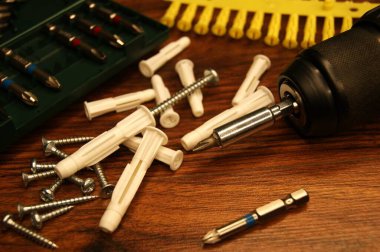 Masadaki montaj işleminde bir karışıklık var. Çeyiz, vida, tornavida, bit takımı.