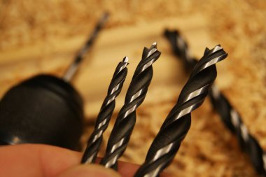 Tahta delmek için farklı boyutlarda yeni matkap uçları.