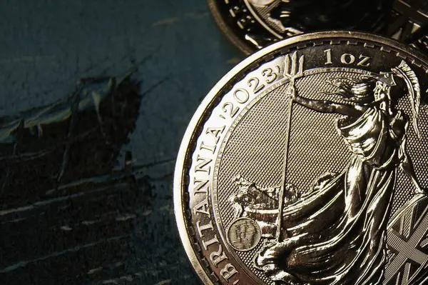 Birleşik Krallık saf gümüş sikke Britanya 1oz 2023. Yakın plan..