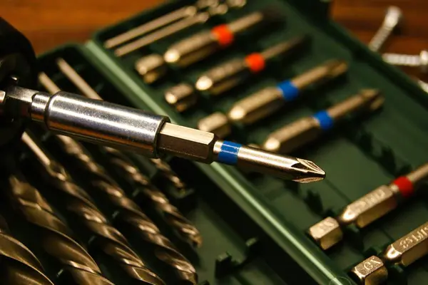 Kablosuz tornavidayı bir bit setinin arka planına yakın plan görüntüsü