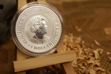 Kapsüldeki saf gümüş yatırım parası. 1 dolar Elizabeth II 1952-2022. Avustralyalı.