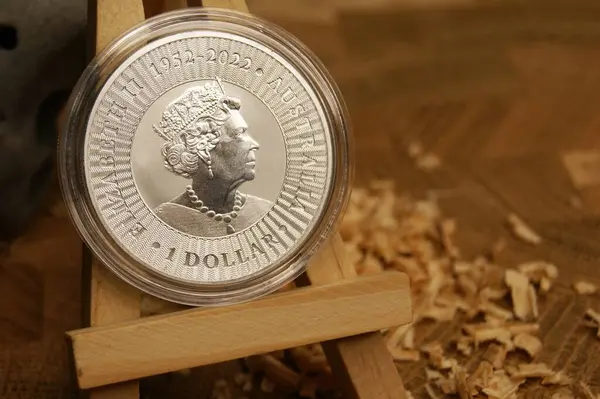 Kapsüldeki saf gümüş yatırım parası. 1 dolar Elizabeth II 1952-2022. Avustralyalı.