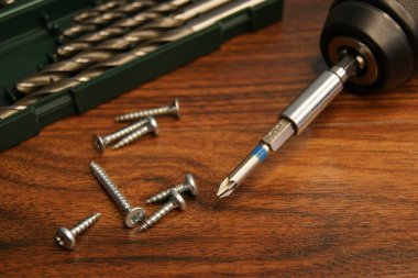 Tornavida vidaları ve yeni matkap takımı. Assembler 'in çalışma yeri.