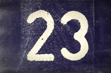 23 numara, siyah arka planda beyaz numara. Siyah beyaz eski bir fotoğraf.. 