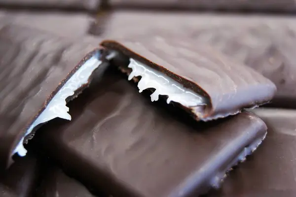 Stock image Close-up of broken chocolate candies with white filling.