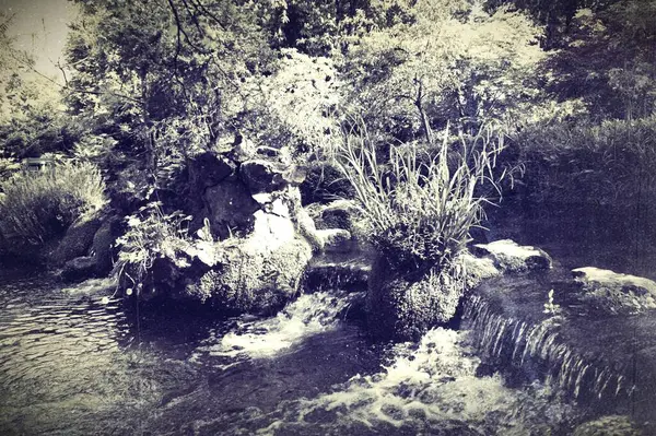 İrlanda 'da nehir şelalesi, eski siyah beyaz fotoğraf