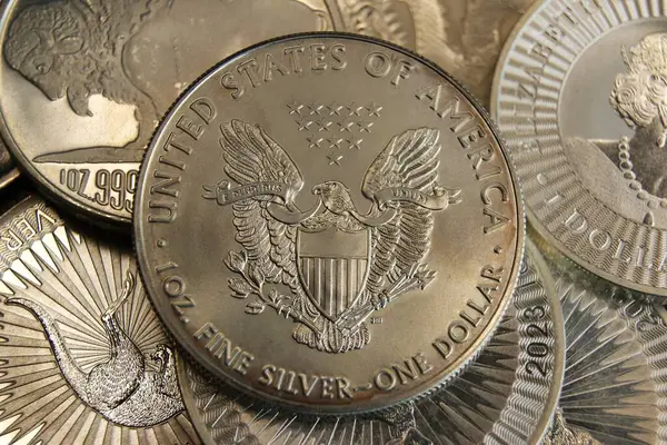 Bir dolar Amerikan gümüş kartalı bir ons. Amerika Birleşik Devletleri 'nin saf gümüş sikkesi..