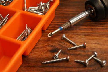 Kırmızı tornavida ve tornavida masanın üzerinde. Fitter 'ın çalışma yeri.