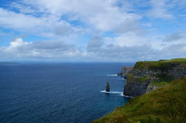 CLiff of Moher, İrlanda 'da turistik bir yer. İrlanda 'da Atlantik Okyanusu' nun kayalık kıyıları