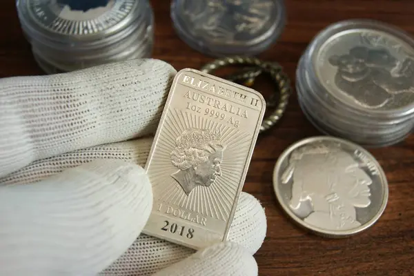 Bir nümismatistin elinde Avustralya 'nın gümüş para yatırımı. 1 dolar. 1 gram. 9999.