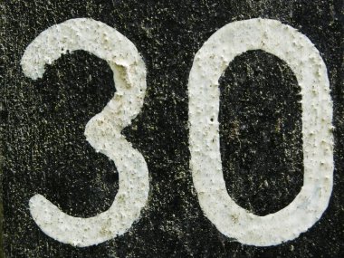 30 numara, siyah arka planda beyaz numara. Siyah beyaz eski bir fotoğraf.. 