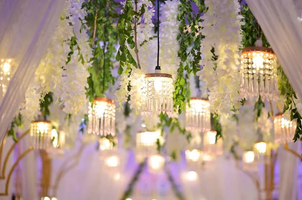Elegant Lyxig Glas Ljuskrona Hängande Från Taket — Stockfoto