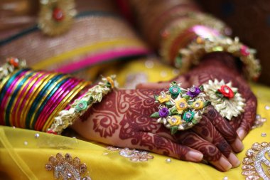 Eller veya eller için popüler Mehndi tasarımlar Mehandi Hint gelenekleri ile boyalı