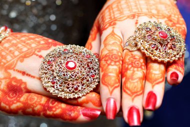 Eller veya eller için popüler Mehndi tasarımlar Mehandi Hint gelenekleri ile boyalı