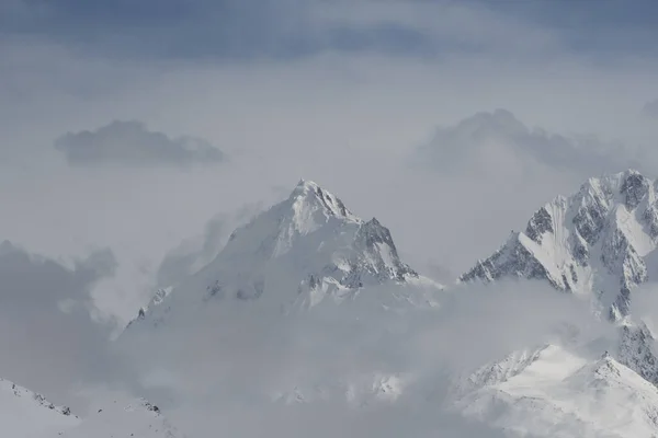 Hermoso Paisaje Invierno Con Una Montaña Nevada Picos — Foto de Stock
