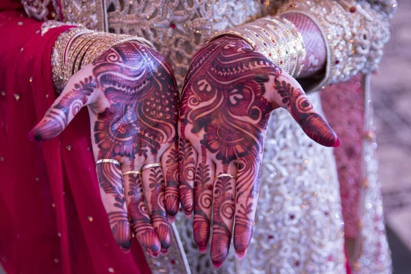 Henna Tatuaż Kobiecych Rękach Panny Młodej — Zdjęcie stockowe