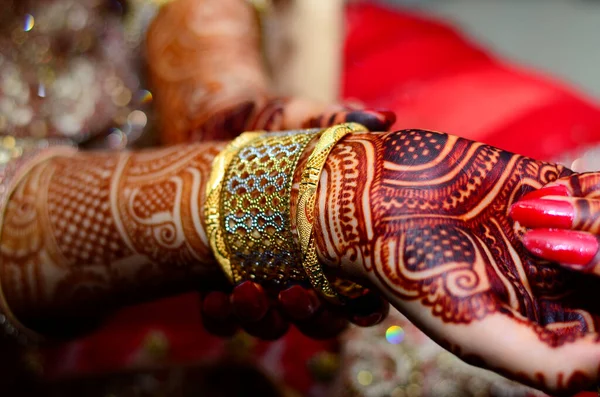 Татуировка Хенны Руках Невесты — стоковое фото