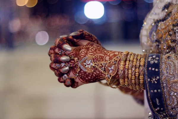 Henna Tatoeage Vrouwelijke Bruid Handen — Stockfoto