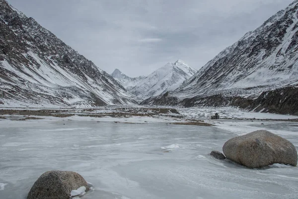 Θέα Του Ποταμού Στα Βουνά Κατά Χειμερινή Περίοδο — Φωτογραφία Αρχείου