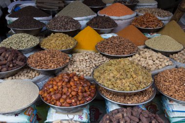 Hindistan 'daki yerel pazarda satılık baharatlar ve mallar