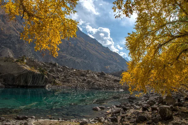 Dağlarda Gölü Olan Güzel Sonbahar Manzarası — Stok fotoğraf
