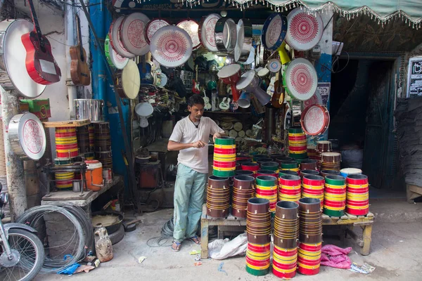 Hombre Reparando Instrumentos Musicales Lahore Pakistán — Foto de Stock