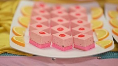 Tepside meyveli tatlılar