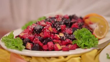 Çilekli tropik meyve salatası ve kasede pitaya. Sağlıklı salata.