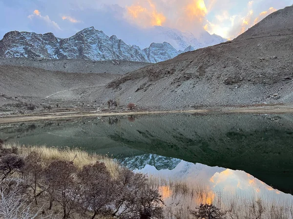 Stock image beautiful landscape with lake and mountains