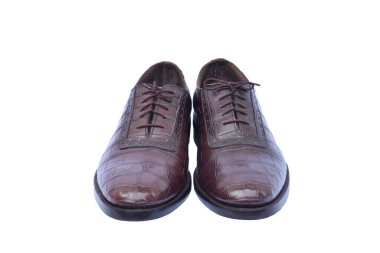 Erkek deri ayakkabılar beyaz üzerine kapalı. 