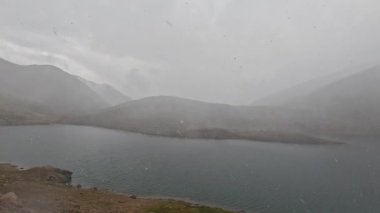 Yüksek Tatra dağlarında bir göl karlar altında.