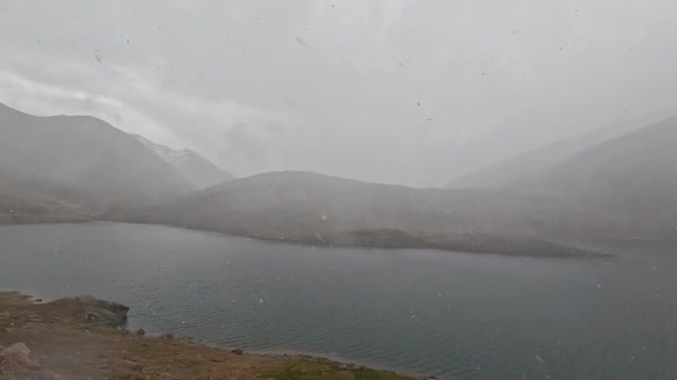 雪落在高耸的青山湖中 — 图库视频影像
