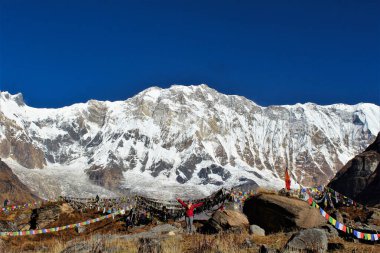 Annapurna I 'in heybetli güney cephesi, 8091 metre yüksekliğindeki dünyanın en yüksek 10. dağı, Annapurna Ana Kampı' ndan alınmıştır.