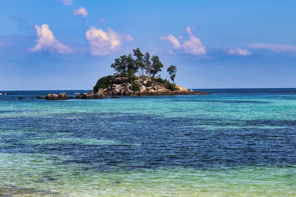 Anse Royale, Mahe Adası, Seyşeller 'deki olağanüstü güzel plajlar.