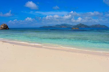 La Digue Adası 'ndaki Anse Buluşma plajlarının mavi suları, Seyşeller.