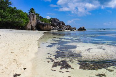 La Digue Adası, Seyşeller 'deki dünyaca ünlü Anse Source D' Argent plajının muhteşem kumları