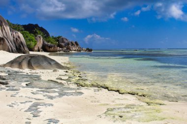 La Digue Adası, Seyşeller 'deki dünyaca ünlü Anse Source D' Argent plajının muhteşem kumları