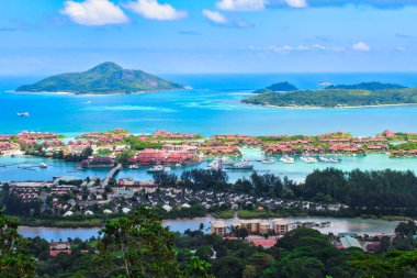 Cennet Adası 'nın manzarası Mahe Adası, Seyşeller' deki La Misere bakış açısından.