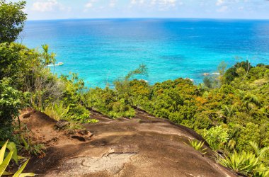 Mahe Adası, Seyşeller 'deki Anse Major sahilinin açıklarında berrak mavi sular.