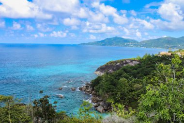 Mahe Adası, Seyşeller 'deki Anse Major sahilinin açıklarında berrak mavi sular.