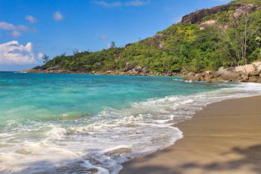 Nadiren ziyaret edilen Mahe Adası 'nın kuzey kıyısındaki Anse Major plajından manzara.