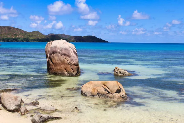 Una Costa Rocosa Destaca Las Aguas Azules Isla Praslin Cerca — Foto de Stock
