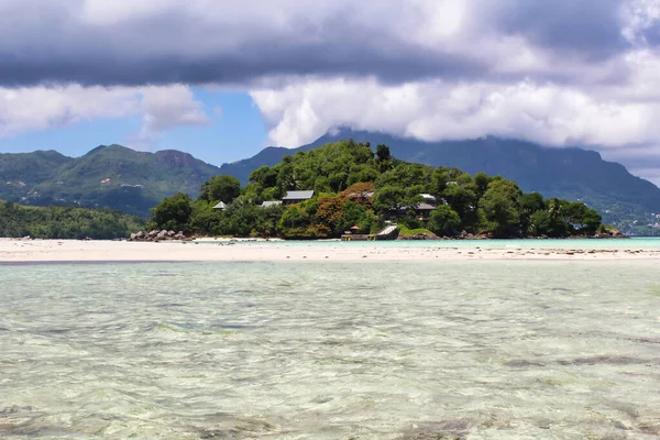Остров Мойенн Недалеко Маэ Предлагает Довольно Широкий Путь Золотым Пляжам — стоковое фото