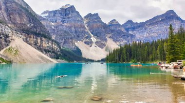 Moraine Gölü 'nün muhteşem manzarası Kanada' daki Banff Ulusal Parkı 'nın zirveleriyle çevrilidir.