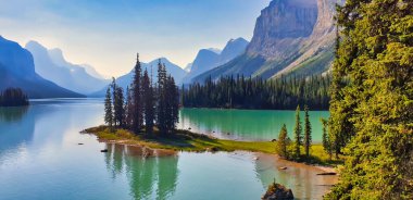 Dünyaca ünlü ve Iconic Spirit Adası Kanada kayalıklarında Jasper Ulusal Parkı 'ndaki Maligne Gölü' nde Stoney Nakoda için kutsal bir yerdir.